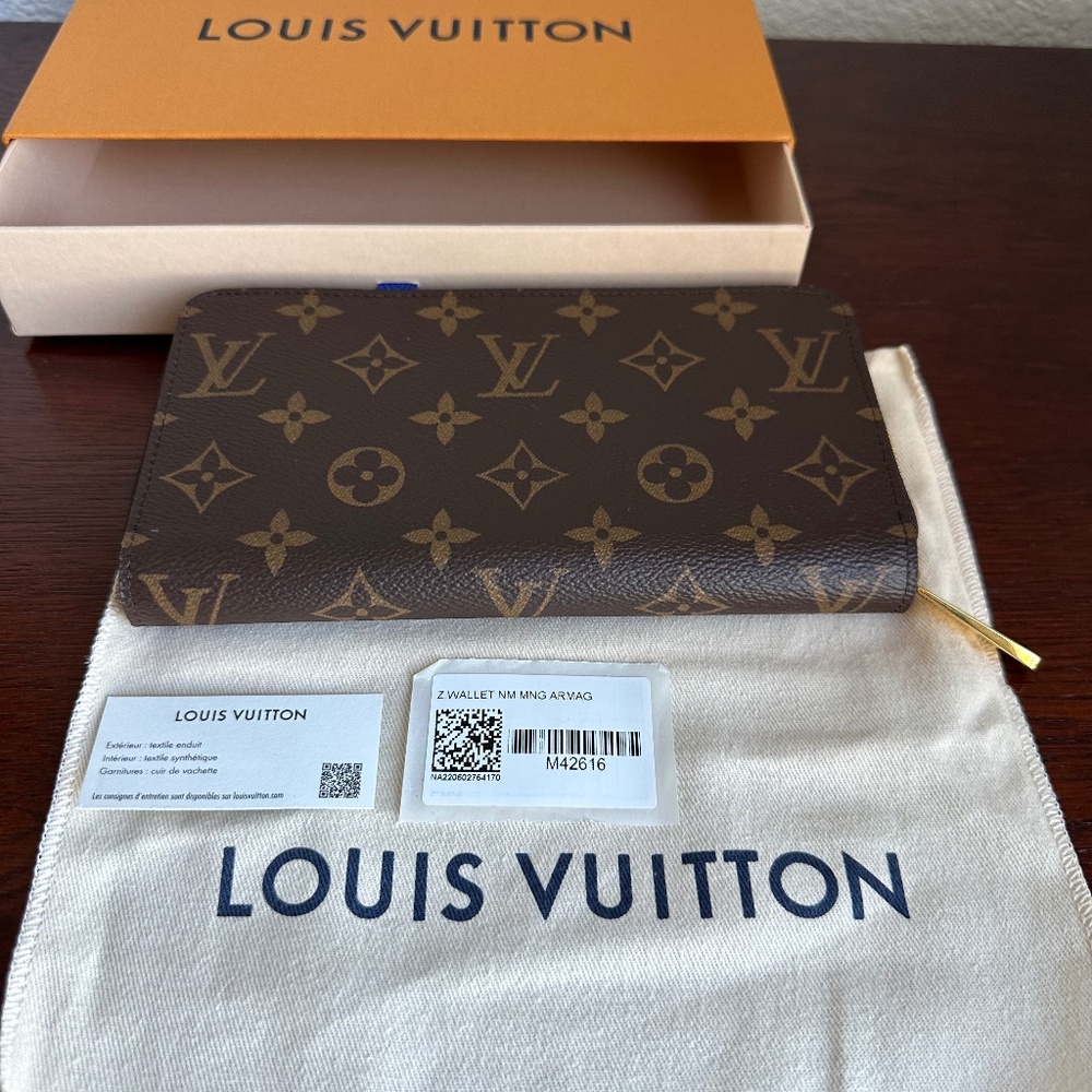 Authentic Louis Vuitton Monogram Zippy Wallet